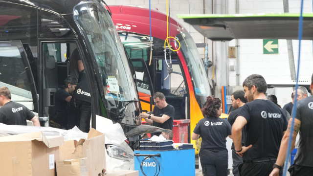 Varias personas trabajan en un vehículo de Irizar durante la visita a las instalaciones de la empresa, a 10 de julio de 2024, en Ormaiztegi, Guipúzcoa, País Vasco (España).