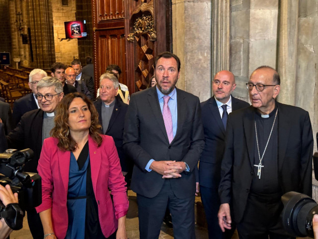 Óscar Puente visita la Catedral de Barcelona junto a Laura Vilagrà, Juan José Omella y Carlos Prieto