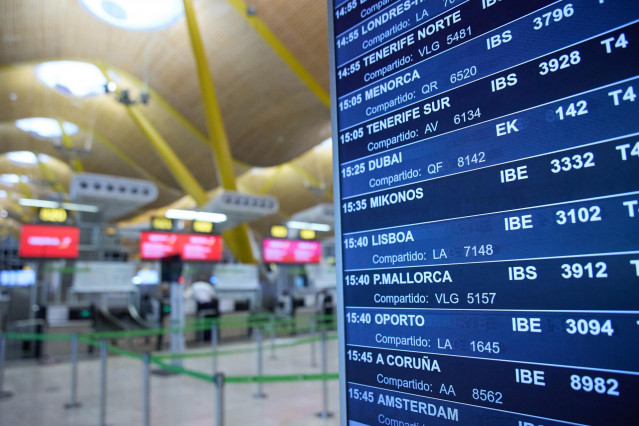 Archivo - Panel informativo de las salidas de vuelos en la zona de facturación de la Terminal 4 del Aeropuerto Adolfo Suárez Madrid-Barajas, a 1 de agosto de 2023, en Madrid (España).