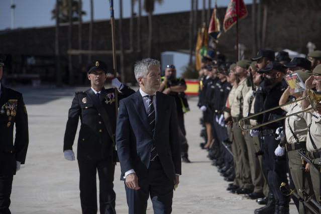 El ministro del Interior, Fernando Grande-Marlaska, a su llegada al acto de entrega de la bandera de España, en las Murallas Reales a 10 de julio de 2024, en Ceuta (España).