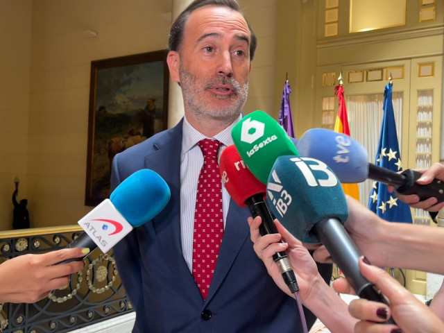 El presidente del Parlament, Gabriel Le Senne, atiende a los medios tras la reunión de la Mesa.