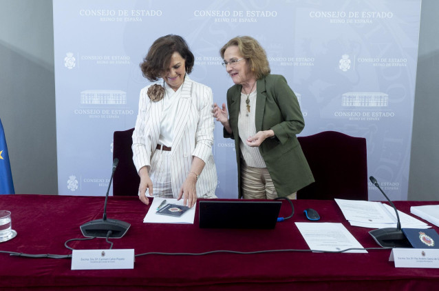 La presidenta del Consejo de Estado, Carmen Calvo , y la consejera permanente y coordinadora de la Ponencia que ha redactado la Memoria, Paz Andrés Sáenz de Santa María.