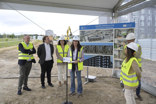 La conselleira de Vivenda e Planificación de Infraestruturas, María Martínez Allegue, junto a la delegada de la Xunta en A Coruña, Belén do Campo, en el acto de inicio de las obras de construcción de 40 vivendas en el barrio coruñés de Xuxán