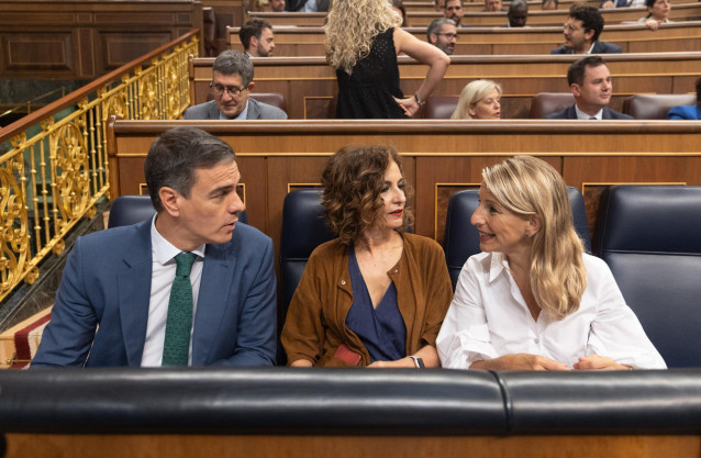 (I-D) El presidente del Gobierno, Pedro Sánchez; la vicepresidenta primera y ministra de Hacienda, María Jesús Montero y la vicepresidenta segunda y ministra de Trabajo, Yolanda Díaz.