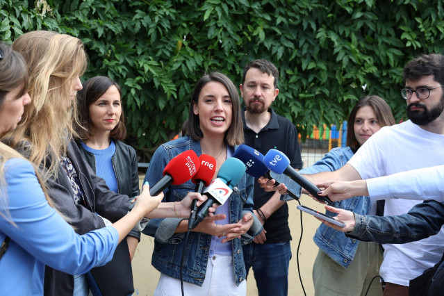 Archivo - (I-D) La secretaria general de Podemos, Ione Belarra, la candidata de Podemos a las elecciones europeas, Irene Montero, y el exlíder de Podemos, Pablo Iglesias, atienden a los medios de comunicación tras ejercer su derecho a voto en el colegio p