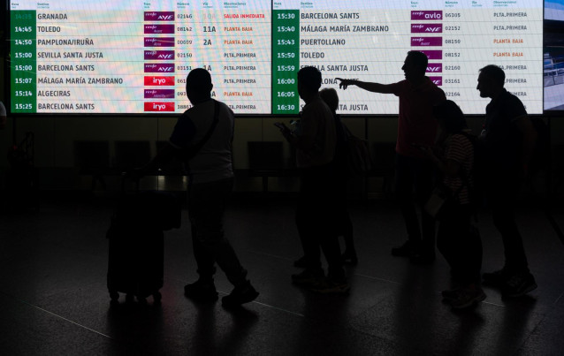 Varias personas en la estación de trenes Puerta de Atocha-Almudena Grandes, en Madrid (España)