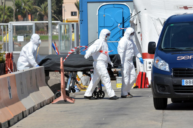 Archivo - Trasladan a un migrante fallecido en una travesía en patera en el Puerto de los Cristianos, en Tenerife, Canarias (España), a 26 de marzo de 2021.
