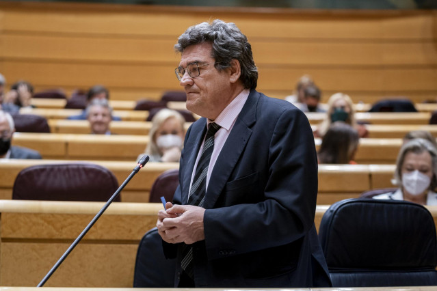 Archivo - El ministro de Inclusión, Seguridad Social y Migraciones, José Luis Escrivá, interviene en una sesión de control al Gobierno en el Senado, a 26 de abril de 2022, en Madrid (España). Esta es la segunda vez que el presidente del Ejecutivo asiste a