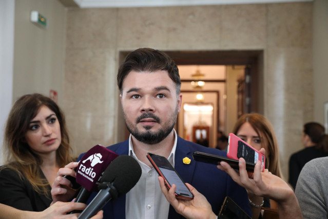 Archivo - Imagen de archivo del portavoz de ERC, Gabriel Rufián, haciendo declaraciones