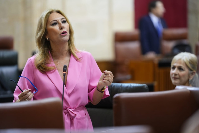 La consejera de Economía, Hacienda y Fondos Europeos, Carolina España, en el Pleno del Parlamento andaluz.