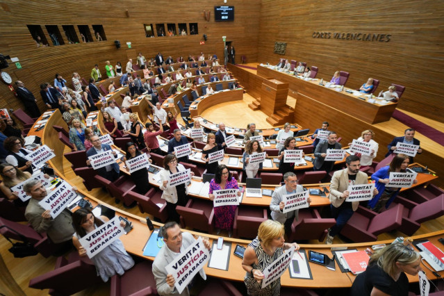 PP y Vox aprueban en las Corts Valencianes su Ley de Concordia frente a carteles de la oposición de 
