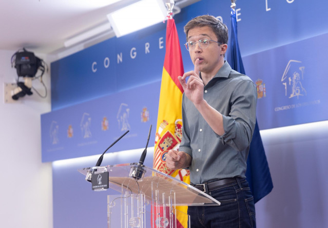 Archivo - El líder de Más País y diputada de Sumar, Iñigo Errejón, durante una rueda de prensa posterior a la Junta de Portavoces, en el Congreso de los Diputados, a 28 de mayo de 2024, en Madrid (España).