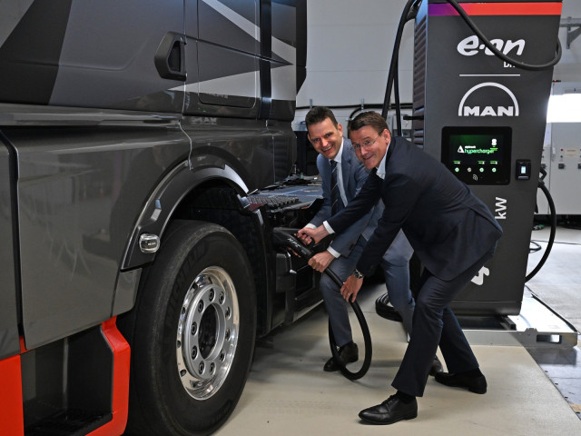 Señal de salida para la colaboración entre MAN y EON en Essen: Leonhard Birnbaum, CEO de E.ON SE y Alexander Vlaskamp, ​​CEO de MAN Truck & Bus SE (de izquierda a derecha)