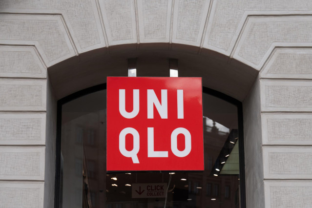 Archivo - Letrero de la tienda Uniqlo en el Paseo de Gracia en Barcelona, a 15 de enero de 2024, en Barcelona, Catalunya (España). Según los datos recabados por la consultora Savills, el paseo de Gràcia es la calle más cara de España por estar llena de ma