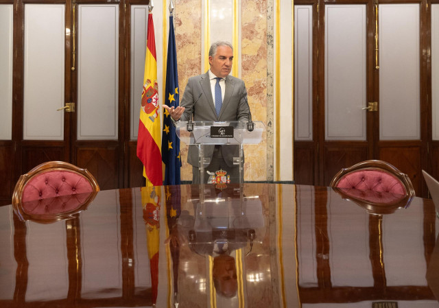 El vicesecretario de Coordinación Autonómica y Local del PP, Elías Bendodo, durante una rueda de prensa previa al pleno extraordinario en el Congreso de los Diputados, a 11 de julio de 2024, en Madrid (España). El Pleno del Congreso debate hoy las enmiend