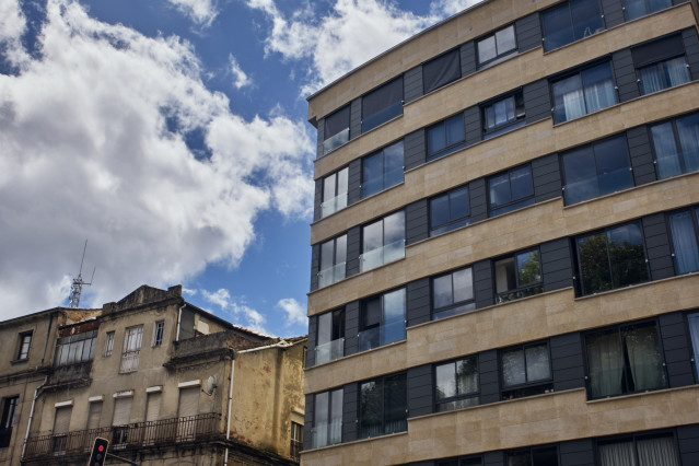 Archivo - Un piso de viviendas, a 9 de mayo de 2023, en Ourense, Galicia (España).