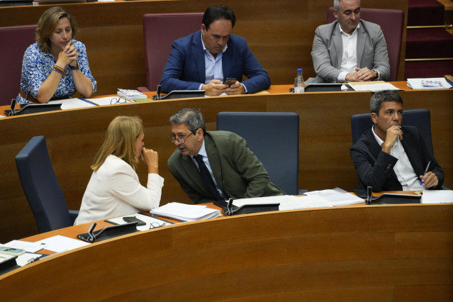El presidente de la Generalitat Valenciana, Carlos Mazón, junto a los vicepresidentes del Consell, Vicente Barrera y Susana Camarero, en la sesión de control de Les Corts.