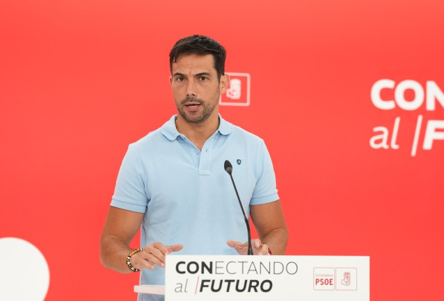 El secretario de Organización del PSOE extremeño, Manuel Borrego, en rueda de prensa