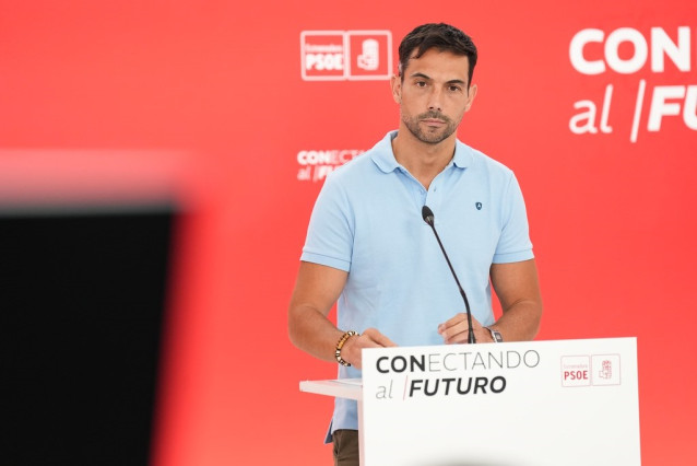 El secretario de Organización del PSOE extremeño, Manuel Borrego, en rueda de prensa