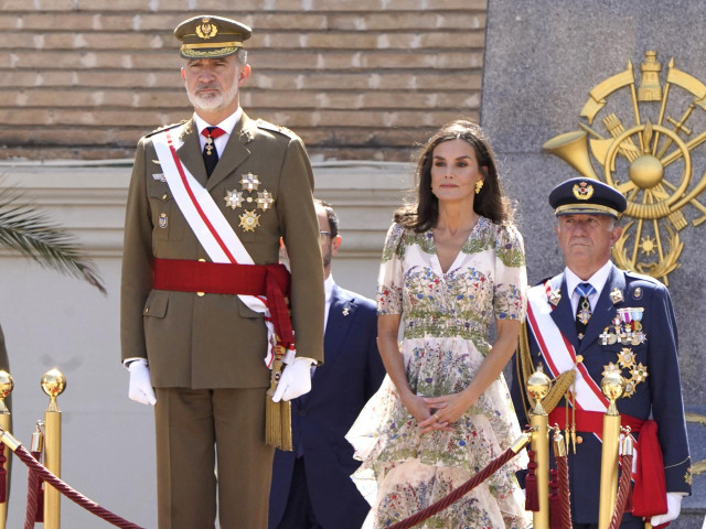Los Reyes durante la entrega del despacho de dama alférez cadete a la Princesa Leonor en la Academia Militar de Zaragoza