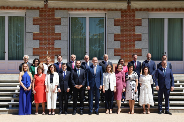 El Rey Felipe VI (c) y el ministro de Economía, Comercio y Empresa, Carlos Cuerpo (5i), posan en una foto de familia durante una audiencia a una comisión de autoridades del Ministerio de Economía, Comercio y Empresa y del Tesoro Público, acompañadas por u