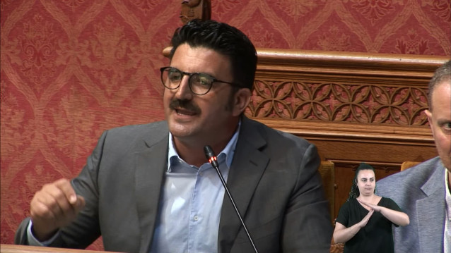 El portavoz de Vox en el Consell, Toni Gili, en el pleno de la institución.