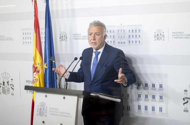 Archivo - El ministro de Política Territorial y Memoria Democrática, Ángel Víctor Torres, ofrece una rueda de prensa en la sede del Ministerio, a 1 de abril de 2024, en Madrid (España).