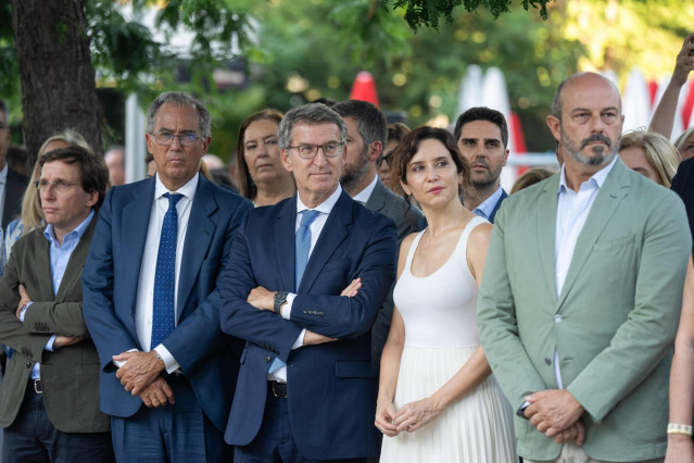 El presidente del PP, Alberto Núñez Feijóo, y la presidenta de la Comunidad de Madrid, Isabel Díaz Ayuso, asisten al homenaje en memoria de Miguel Ángel Blanco en el 27 aniversario de su asesinato.