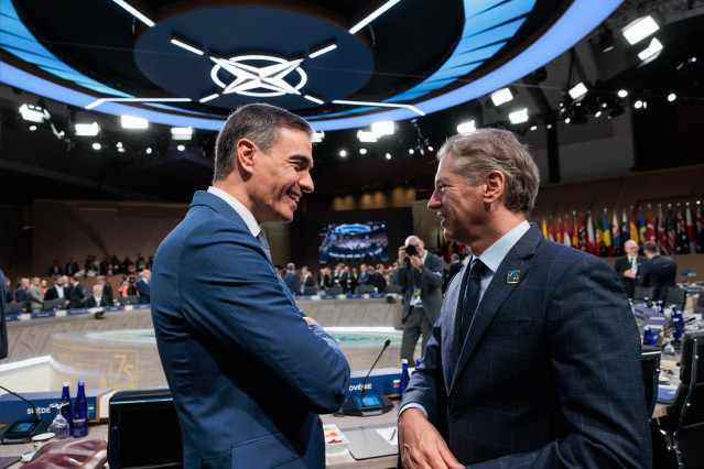 El presidente del Gobierno, Pedro Sánchez (i) participa en la última jornada de la Cumbre de la OTAN, en el Centro de Convenciones Walter E. Washington, a 11 de julio de 2024, en Washington