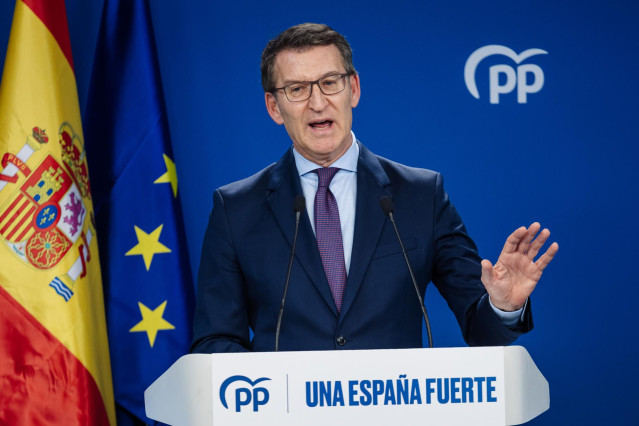 Archivo - El líder del PP, Alberto Núñez Feijóo, durante una rueda de prensa, en la sede del partido en la calle Génova, a 11 de enero de 2024, en Madrid (España).