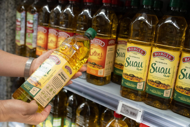 Una persona sostiene una botella de aceite, en Barcelona, Cataluña (España)