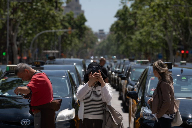 Archivo - El 60% de los españoles está a favor de establecer precios máximos y mínimos en los VTC, según Freenow.