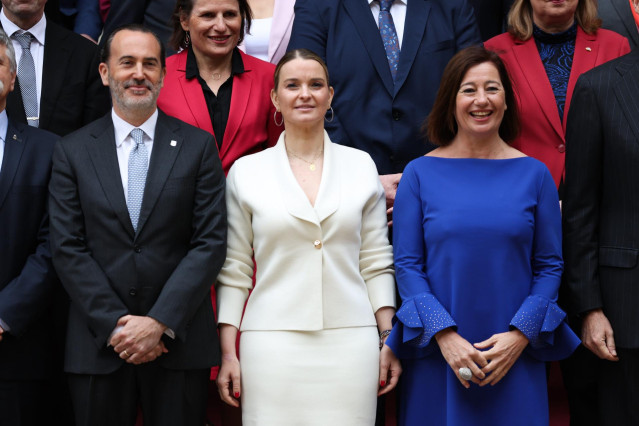 Archivo - (I-D) El presidente del Parlament, Gabriel Le-Senne, la presidenta del Govern, Marga Prohens, y la presidenta del Congreso, Francina Armengol, durante la foto familia de la Conferencia de Presidentes de Parlamento de la Unión Europea, en abril.