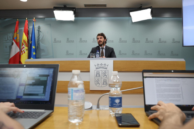 El vicepresidente de la Junta de Castilla y León, Juan García-Gallardo, ofrece una rueda de prensa trsa renunciar a su cargo
