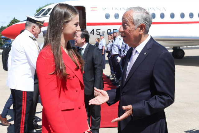 La Princesa Leonor es recibida en el Aeropuerto Militar Figo Maduro por el presidente de Portugal, Marcelo Rebelo de Sousa.