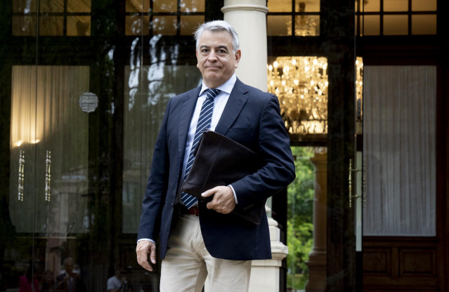 El presidente del PP, Javier de Andrés, a su llegada a su reunión con el Lehendakari, Imanol Pradales, en el Palacio de Ajuria Enea, a 12 de julio de 2024, en Vitoria-Gasteiz, Álava, País Vasco (España).