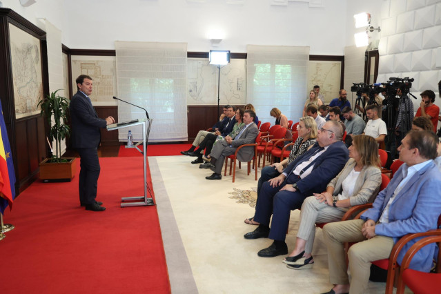 Alfonso Fernandez Mañueco En Rueda De Prensa Tras La Ruptura Del Pacto De VOX , Comparece Ante  Los Medios Con La Presencia De Los Consejeros De Su Gobierno.