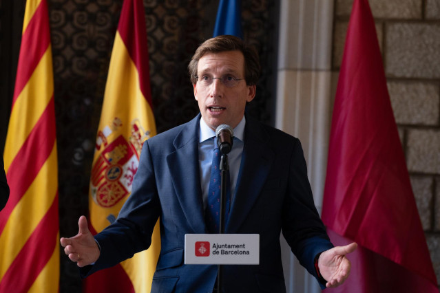 El alcalde de Madrid, José Luis Martínez-Almeida, ofrece declaraciones a los medios tras una reunión con el alcalde de Barcelona, en el Ayuntamiento de Barcelona