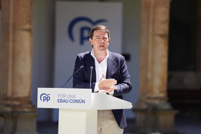 El presidente de la Junta de Castilla y León, Alfonso Fernández Mañueco, interviene durante una reunión para abordar la EBAU única, a 1 de julio de 2024, en Salamanca, Castilla y León (España).