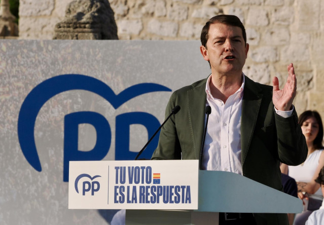Archivo - El presidente autonómico, Alfonso Fernández Mañueco, durante un acto de campaña de su partido, en la plaza de San Pablo, a 4 de junio de 2024, en Valladolid, Castilla y León (España).