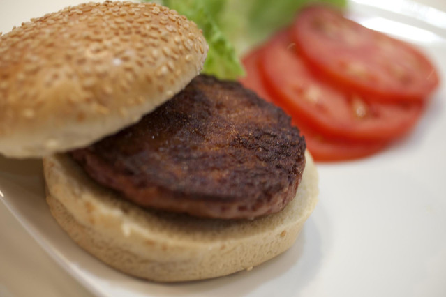 Archivo - La primera hamburguesa probeta del mundo se ha servido en Londres este mismo lunes en directo, a través de una conferencia de prensa que se ha retransmitido por Internet. Está hecha de carne fabricada en laboratorio, por científicos de la Univer