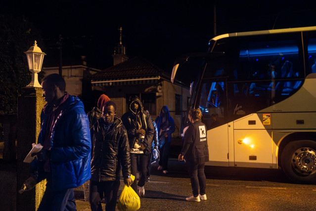 Archivo - Migrantes procedentes de Canarias a su llegada en autobús al hotel Baixamar, a 9 de noviembre de 2023, en Sanxenxo, Pontevedra. Foto de archivo