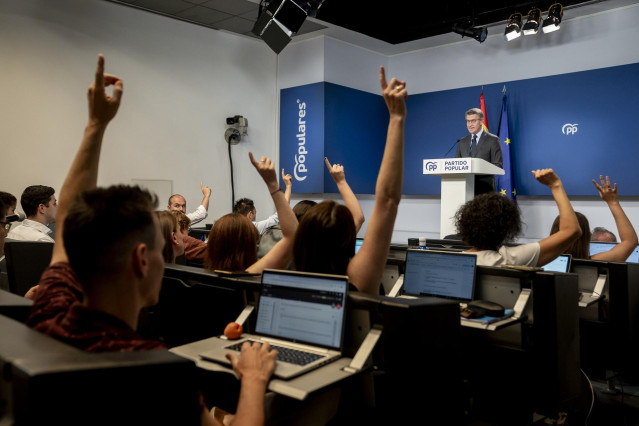 El presidente del Partido Popular, Alberto Núñez Feijóo, ofrece una rueda de prensa, en la sede del PP, a 12 de julio de 2024, en Madrid (España). Ayer, 11 de julio, el líder de VOX, Santiago Abascal, anunció la decisión de que dimitirán de sus cargos los