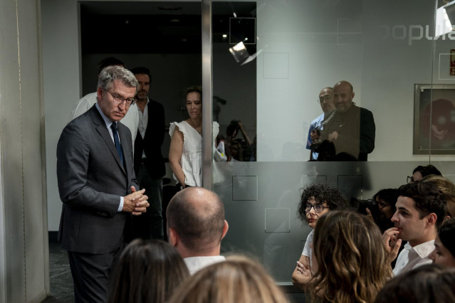 El presidente del Partido Popular, Alberto Núñez Feijóo, tras una rueda de prensa, en la sede del PP, a 12 de julio de 2024, en Madrid (España). Ayer, 11 de julio, el líder de VOX, Santiago Abascal, anunció la decisión de que dimitirán de sus cargos los v