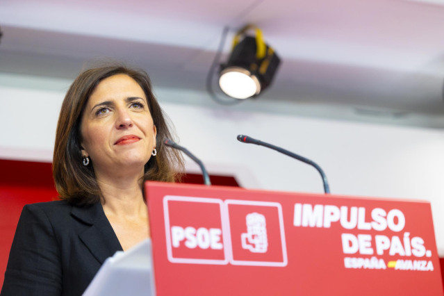La portavoz del PSOE, Esther Peña, en una rueda de prensa en Ferraz.