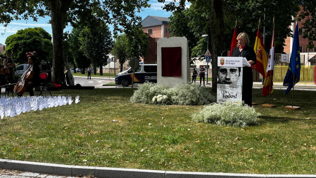 Marimar Blanco interviene en la inauguración de una glorieta que el Ayuntamiento de Burgos dedica a su hermano.