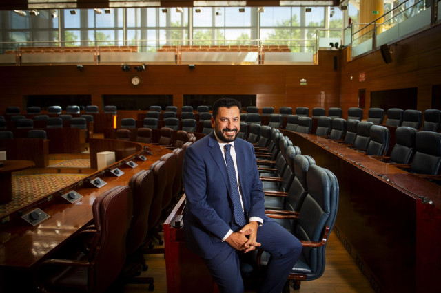 El portavoz del PP en la Asamblea de Madrid, Carlos Díaz-Pache, en el hemiciclo de la Asamblea de Madrid tras una entrevista con Europa Press.