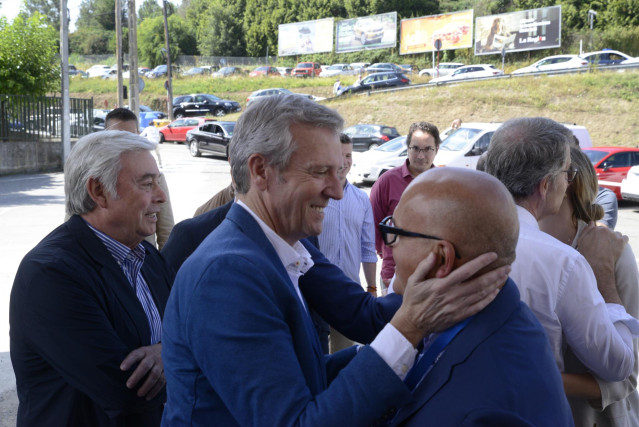 El presidente del PPdeG, Alfonso Rueda, y el senador José Manuel Baltar se saludan a la entrada del Congreso provincial del PP de Ourense.