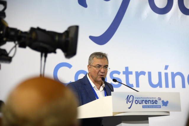 El nuevo presidente del PP en Ourense, Luis Menor, interviene durante el XIX Congreso Extraordinario del PP de Ourense, en el Pazo dos Deportes Paco Paz, a 13 de julio de 2024, en Ourense.