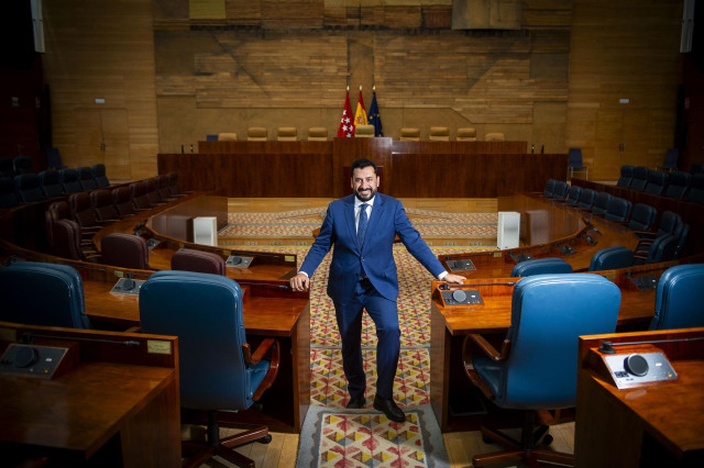 El portavoz del PP en la Asamblea de Madrid, Carlos Díaz-Pache, en el hemiciclo de la Asamblea de Cámara de Vallecas tras una entrevista con Europa Press